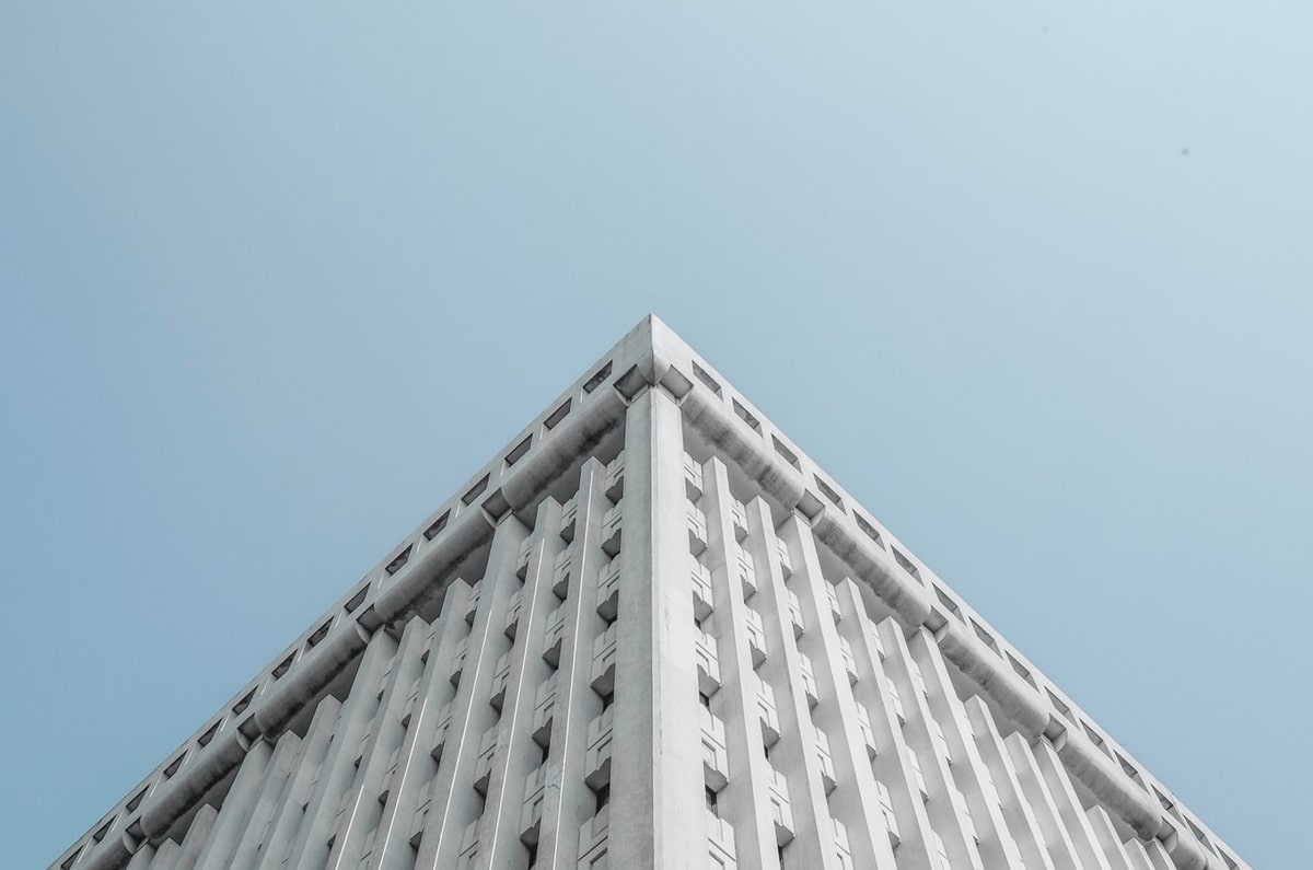 湖人与巴黎赛后爆出赛后指控，教练组态度引发争议